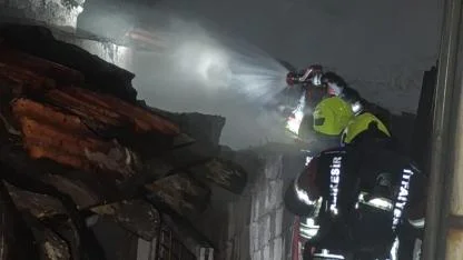 Burhaniye'de kömürlük yangını korkuttu