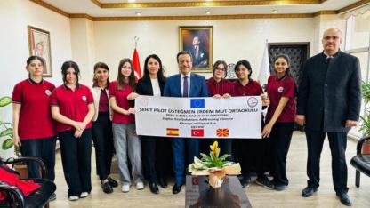 Burhaniye'de öğrenci proje ekibinden kaymakam ziyareti