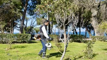 Burhaniye’de park ve yeşil alanlarda bahar temizliği