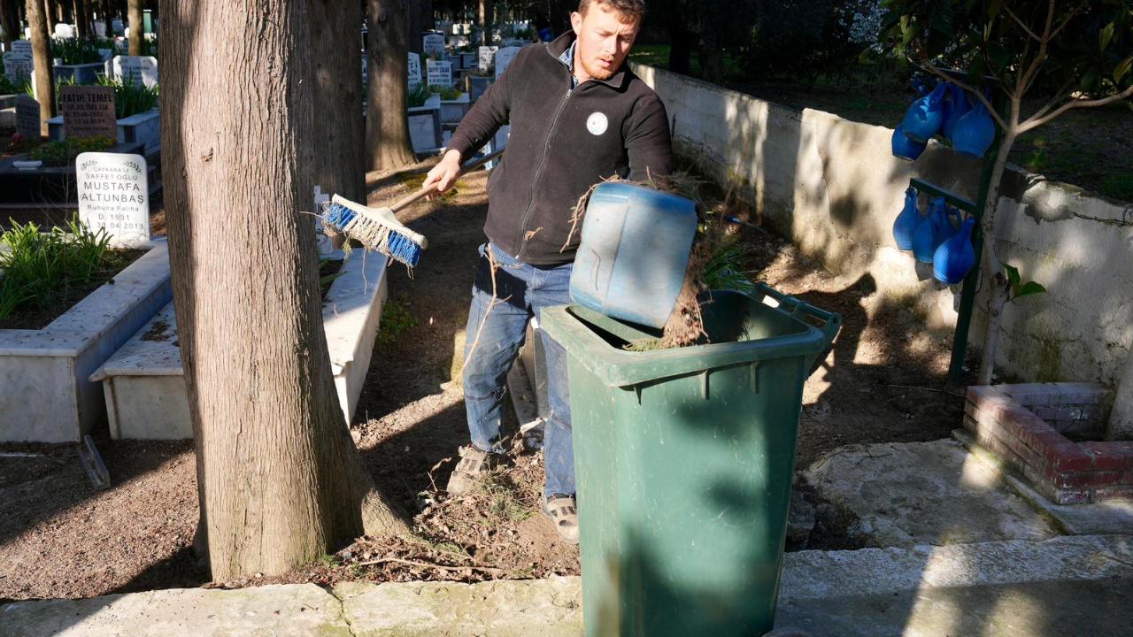 Burhaniye’de Ramazan Bayramı öncesi mezarlıklarda kapsamlı temizlik