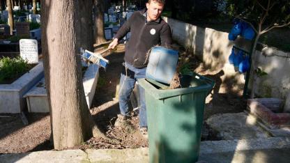 Burhaniye’de Ramazan Bayramı öncesi mezarlıklarda kapsamlı temizlik
