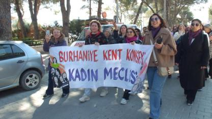 Burhaniye’de sazlı sözlü 'Kadınlar Günü' kutlaması