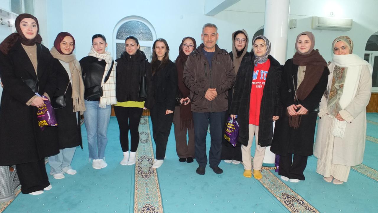 Burhaniye’de teravihe gelen üniversiteliler cemaati sevindirdi