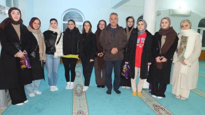 Burhaniye’de teravihe gelen üniversiteliler cemaati sevindirdi