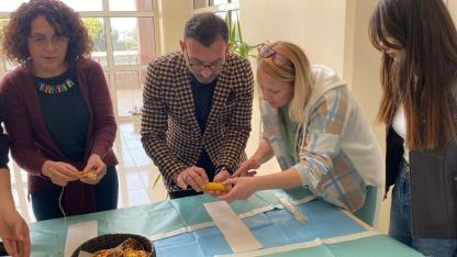 Burhaniye’de üniversiteliler bal mumu etkinliği düzenledi