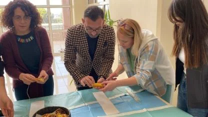 Burhaniye’de üniversiteliler bal mumu etkinliği düzenledi