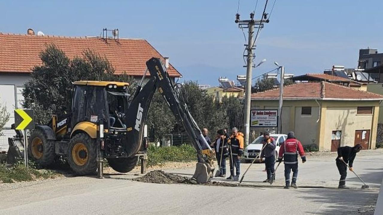 Burhaniye'de yol bakım ve onarım çalışmaları sürüyor
