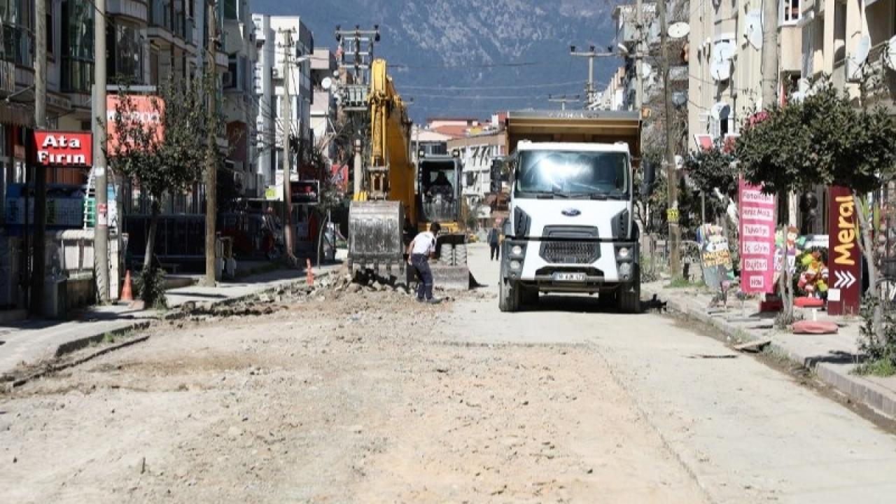 Edremit Belediyesi hız kesmiyor: Kent genelinde hummalı yol çalışmaları sürüyor