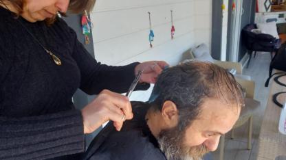 Edremit’te Halk Eğitimi'nden anlamlı dokunuş: Gaziye kuaförlük hizmeti