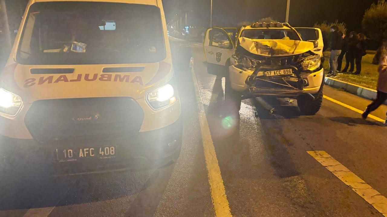 Edremit’te Kavşakta Kaza: 2 Yaralı