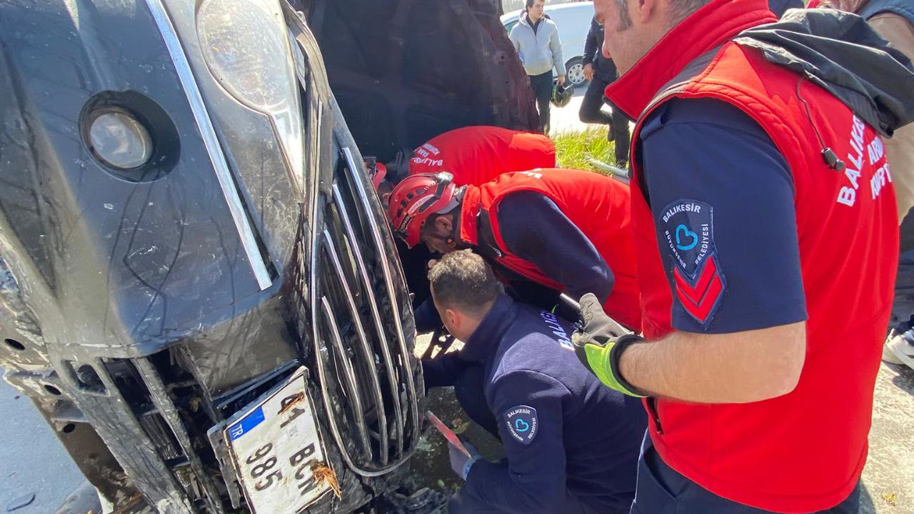 Edremit'te kontrolden çıkan otomobil refüje daldı, araç yan yattı