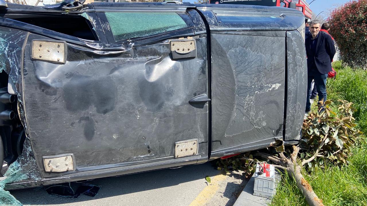 Edremit'te kontrolden çıkan otomobil refüje daldı, araç yan yattı