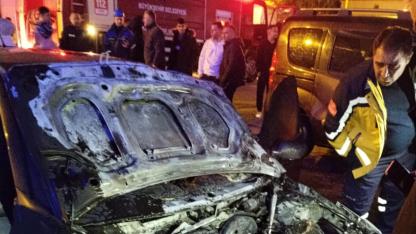 Edremit'te korkutan araç yangını itfaiye ekiplerince söndürüldü
