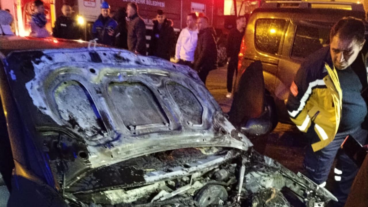 Edremit'te korkutan araç yangını itfaiye ekiplerince söndürüldü