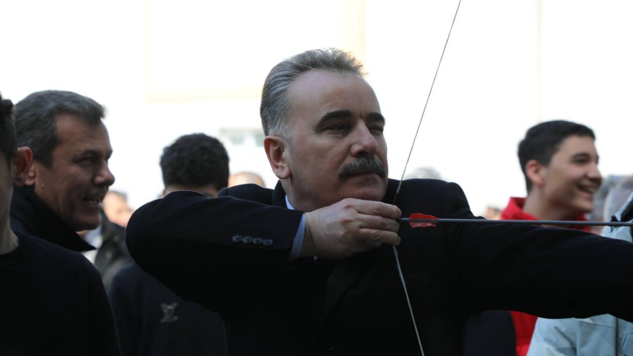 Edremit’te Nevruz coşkusu, kaymakam ateşten atladı