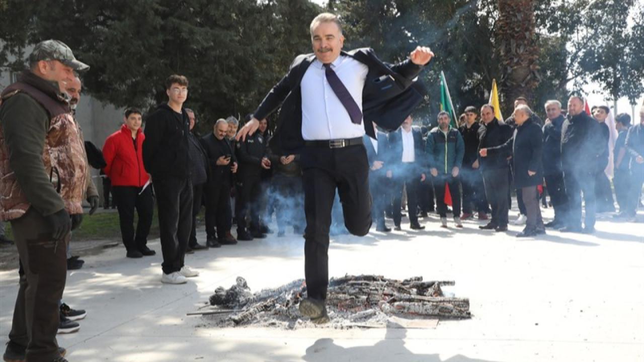 Edremit’te Nevruz coşkusu, kaymakam ateşten atladı