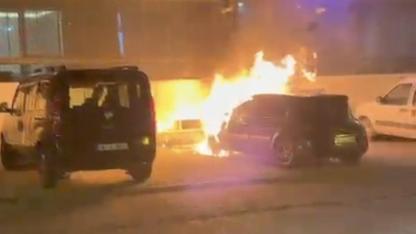 Edremit’te park halindeki ticari araç alev alev yandı