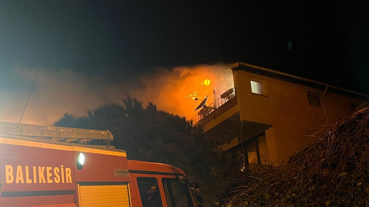 Erdek’te çatı yangını korkuttu
