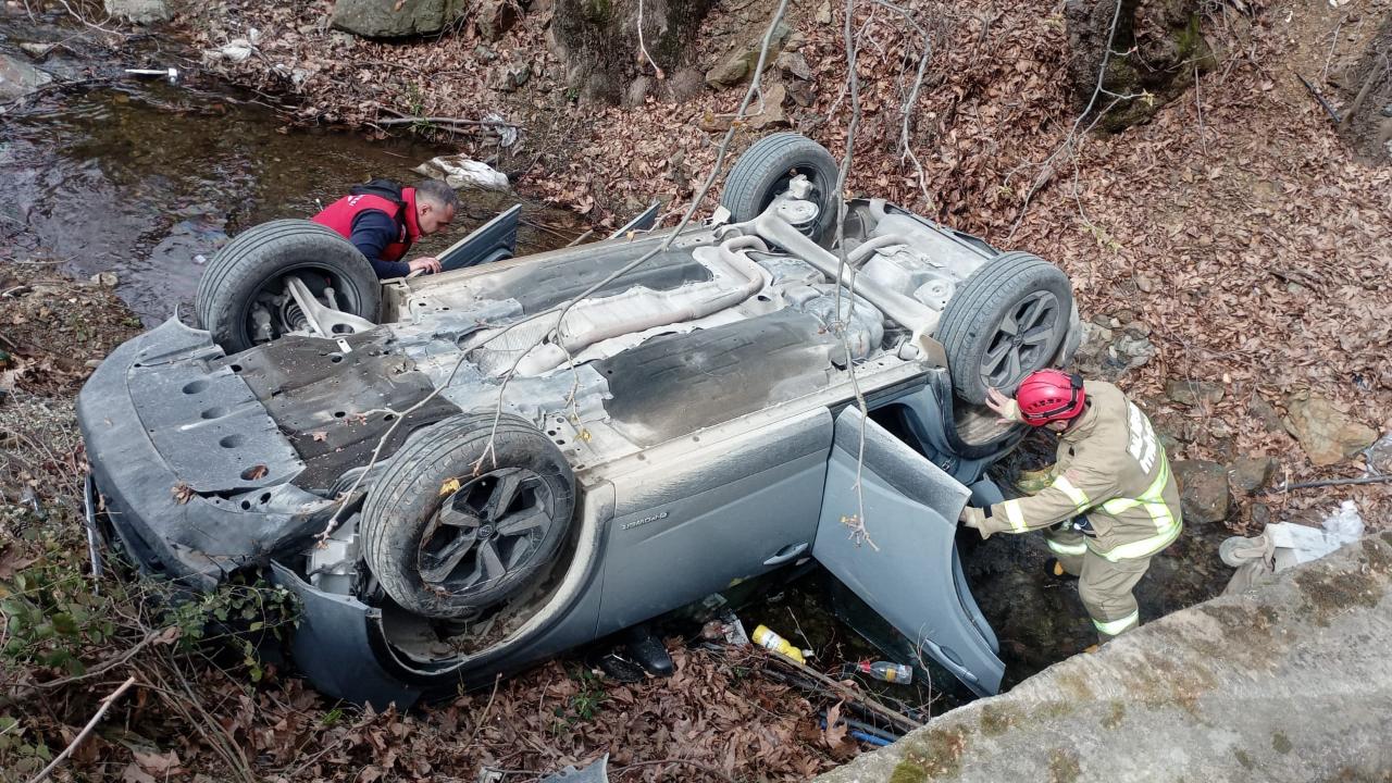 Fren yerine gaza bastı, dereye uçtu: 5 yaralı