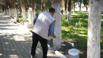 Gömeç’te Mezarlıklar ve Cami Bahçeleri Bayram Ziyaretlerine Hazırlandı!
