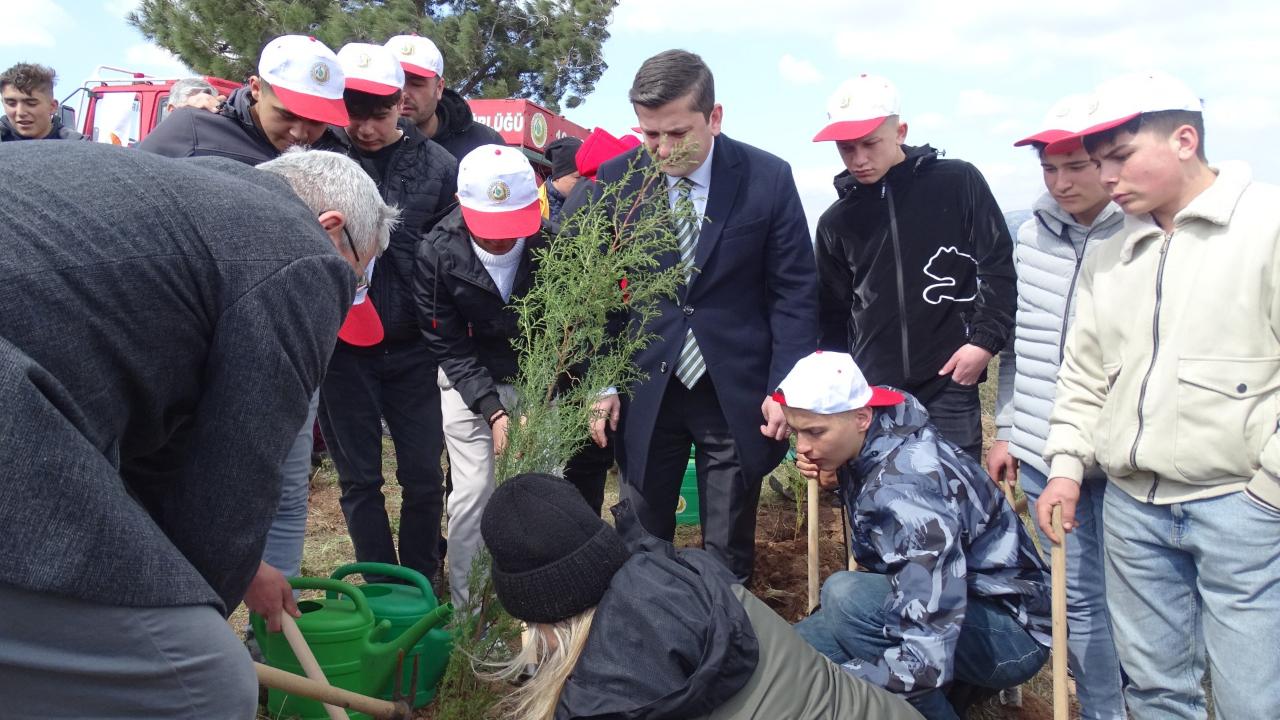 Havran’da öğrenciler fidanları toprakla buluşturdu