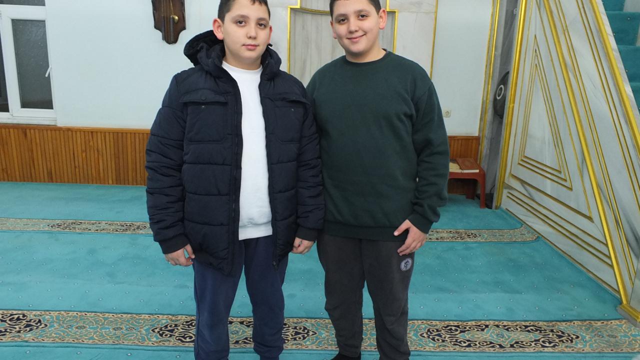 İstanbullu sevimli ikizler ara tatili Burhaniye’de geçiriyor