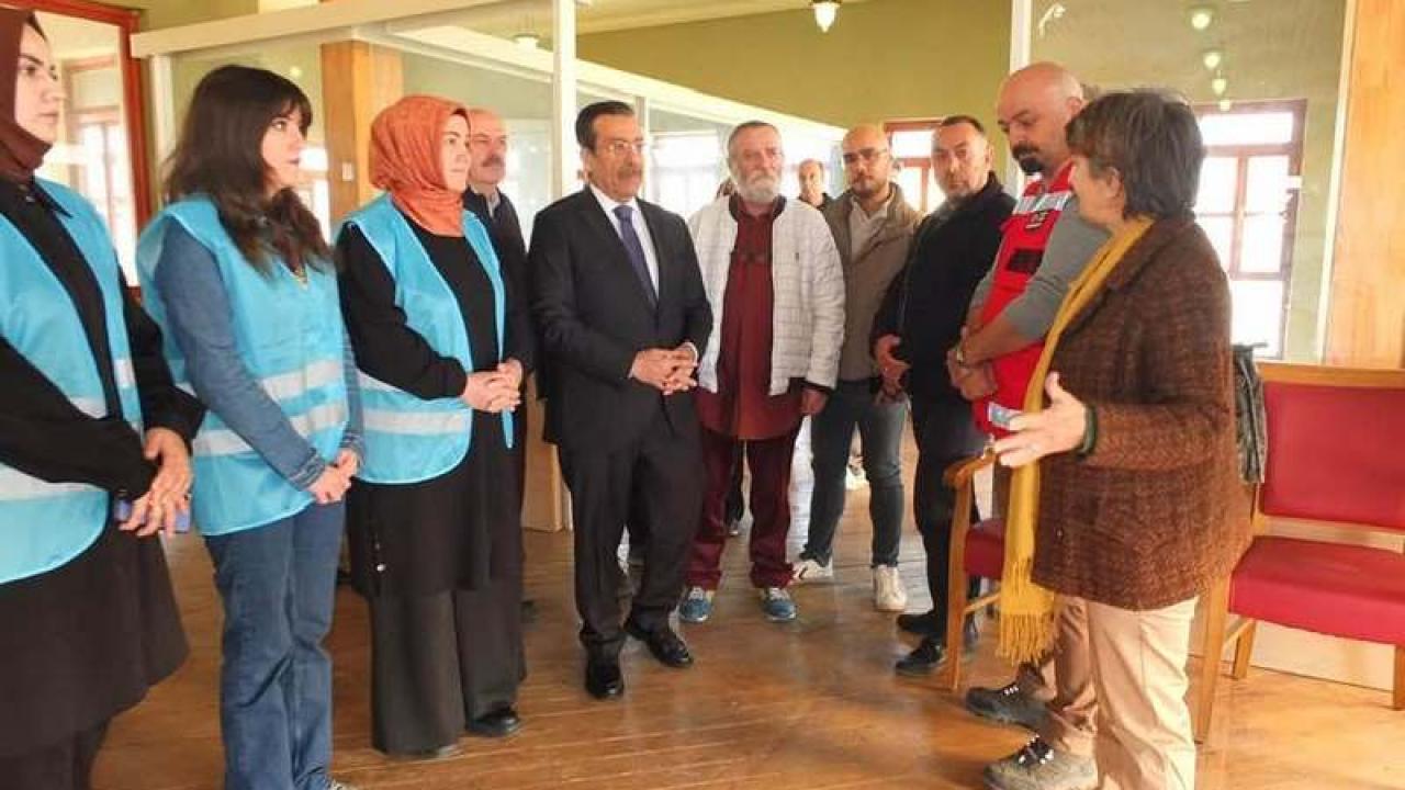 Kadın muhtar deprem fotoğrafları sergisine katıldı