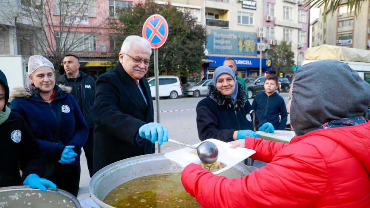Kadir Gecesi İftarında Burhaniyeliler Cumhuriyet Meydanı'nda buluştu