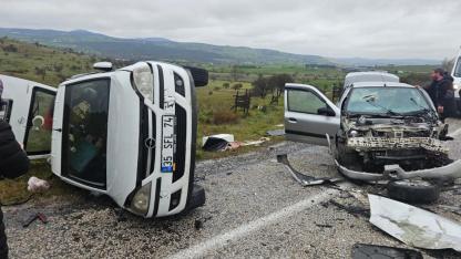 Karesi’de kazada araçta sıkışan yaralı itfaiye tarafından kurtarıldı