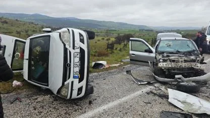 Karesi’de kazada araçta sıkışan yaralı itfaiye tarafından kurtarıldı