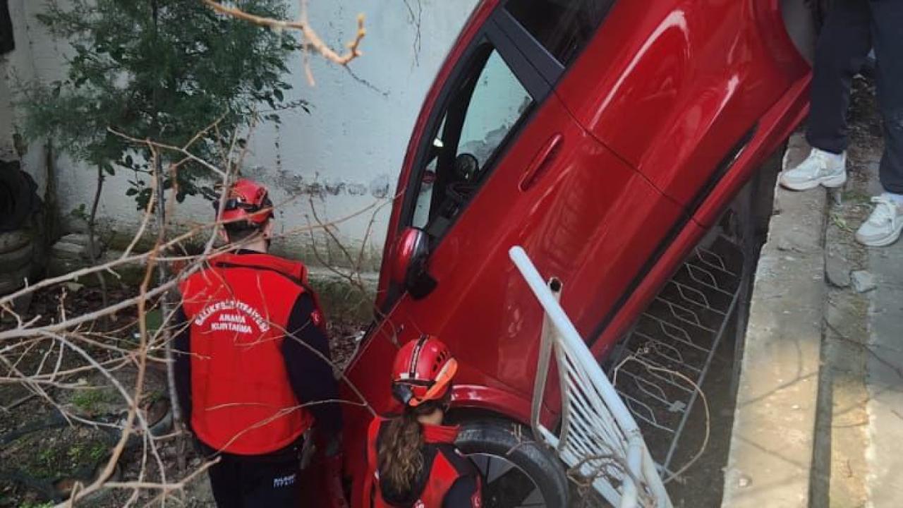 Karesi’de Otomobil Apartman Bahçesine Düştü