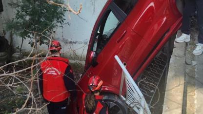 Karesi’de Otomobil Apartman Bahçesine Düştü