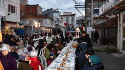 Karesili vatandaşlar Büyükşehir’in iftar sofrasında oruçlarını açtı