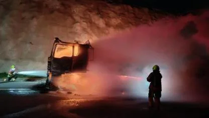 Kauçuk yüklü TIR otoyolda alev alev yandı