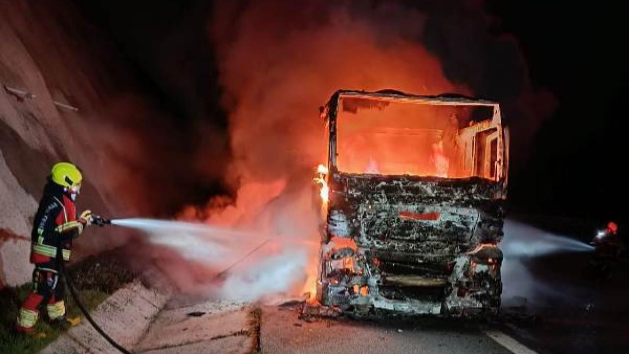 Kauçuk yüklü TIR otoyolda alev alev yandı
