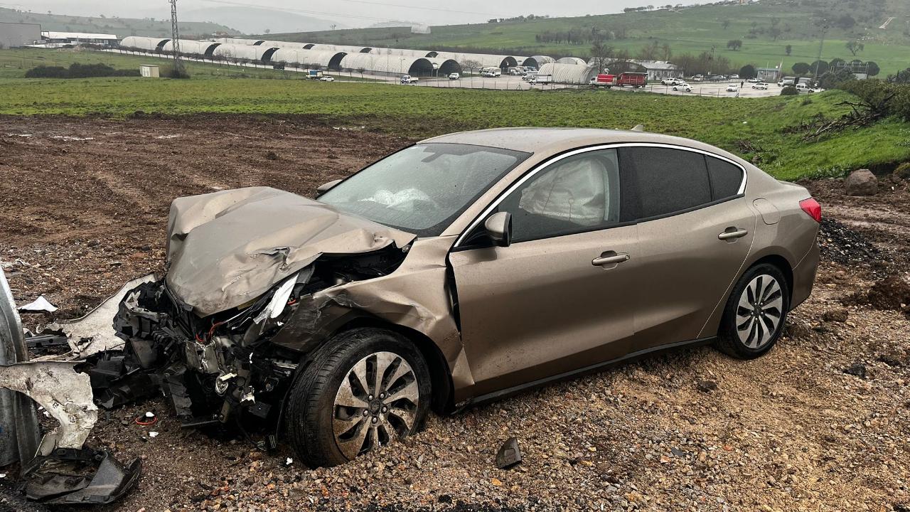 Kepsut Yolunda Trafik Kazası: 1 Kişi Araçta Sıkıştı