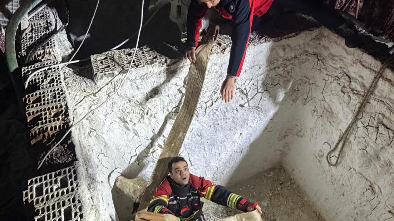 Kepsut’ta kuyuya düşen büyükbaş hayvanı itfaiye kurtardı