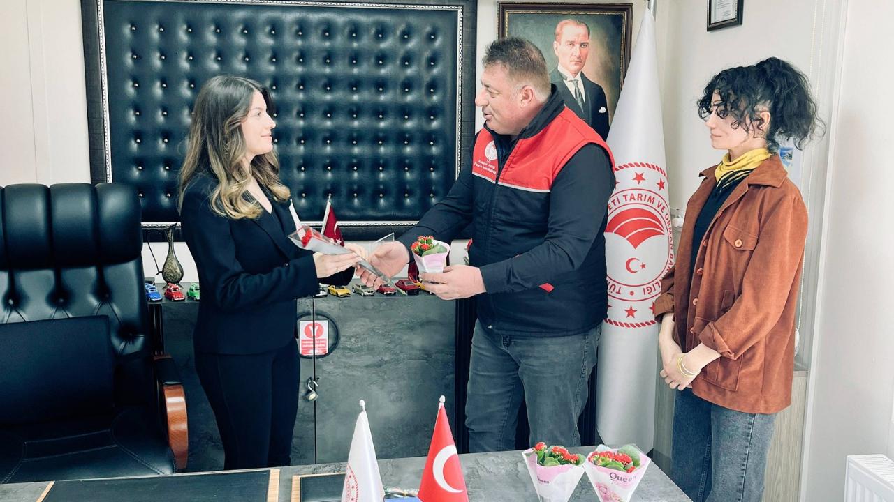 Marmara ilçesinde müdür Çavuşoğlu, kadın personele çiçek verdi