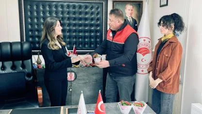 Marmara ilçesinde müdür Çavuşoğlu, kadın personele çiçek verdi