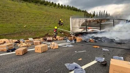 Otoyolda dehşet: Tır devrildi, alev aldı!