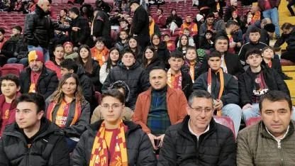 Sındırgılı depremzede gençlere Başkan Akın’dan destek