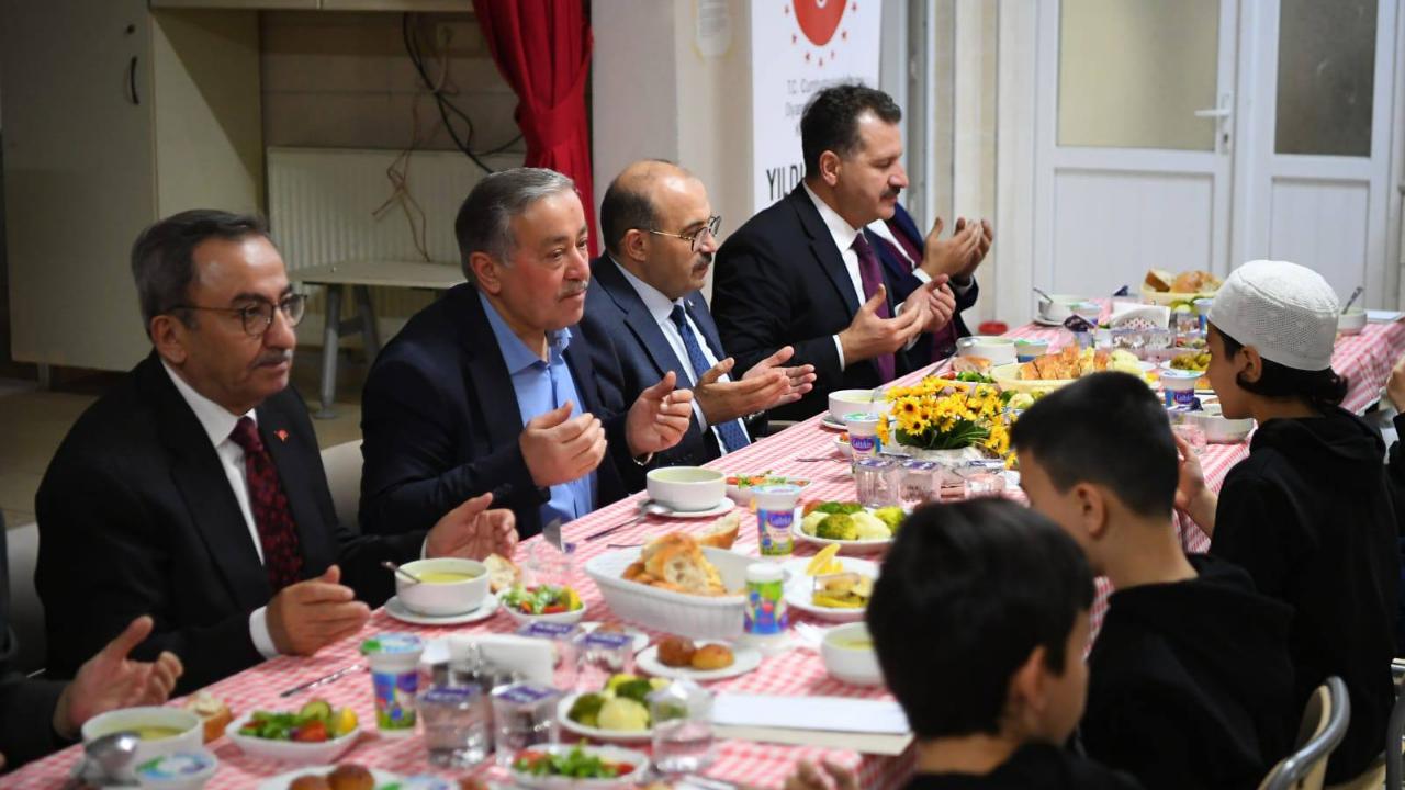 Vali İsmail Ustaoğlu, Kur’an Kursu Öğrencileriyle İftar Sofrasında Buluştu
