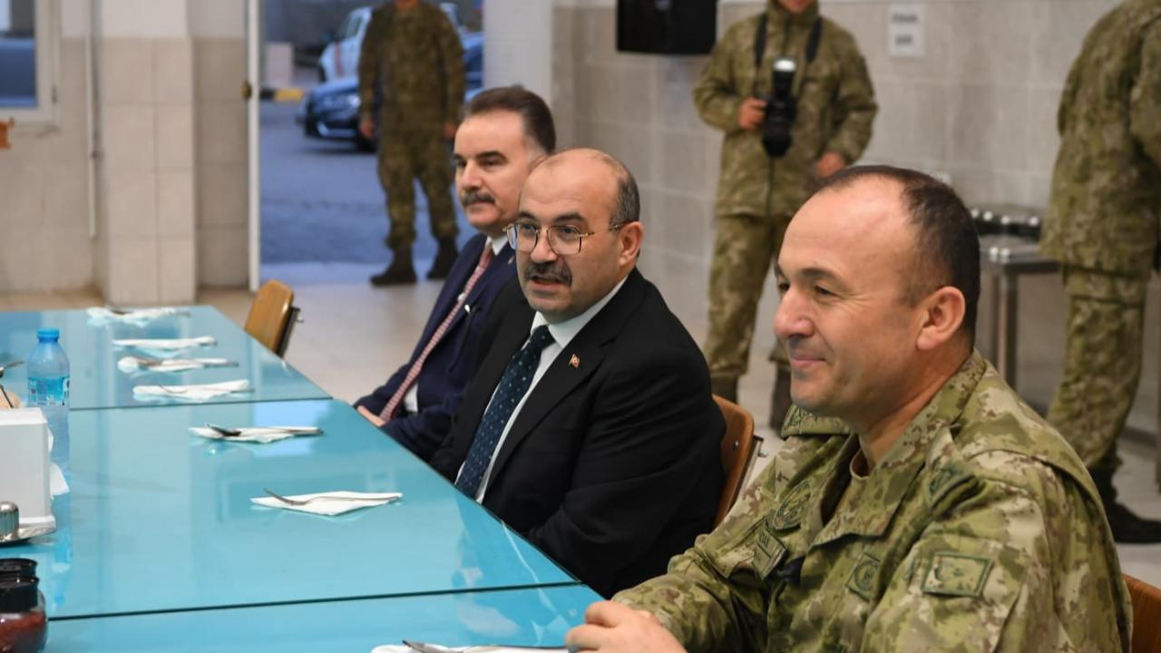 Vali Ustaoğlu askerlerle iftar yaptı