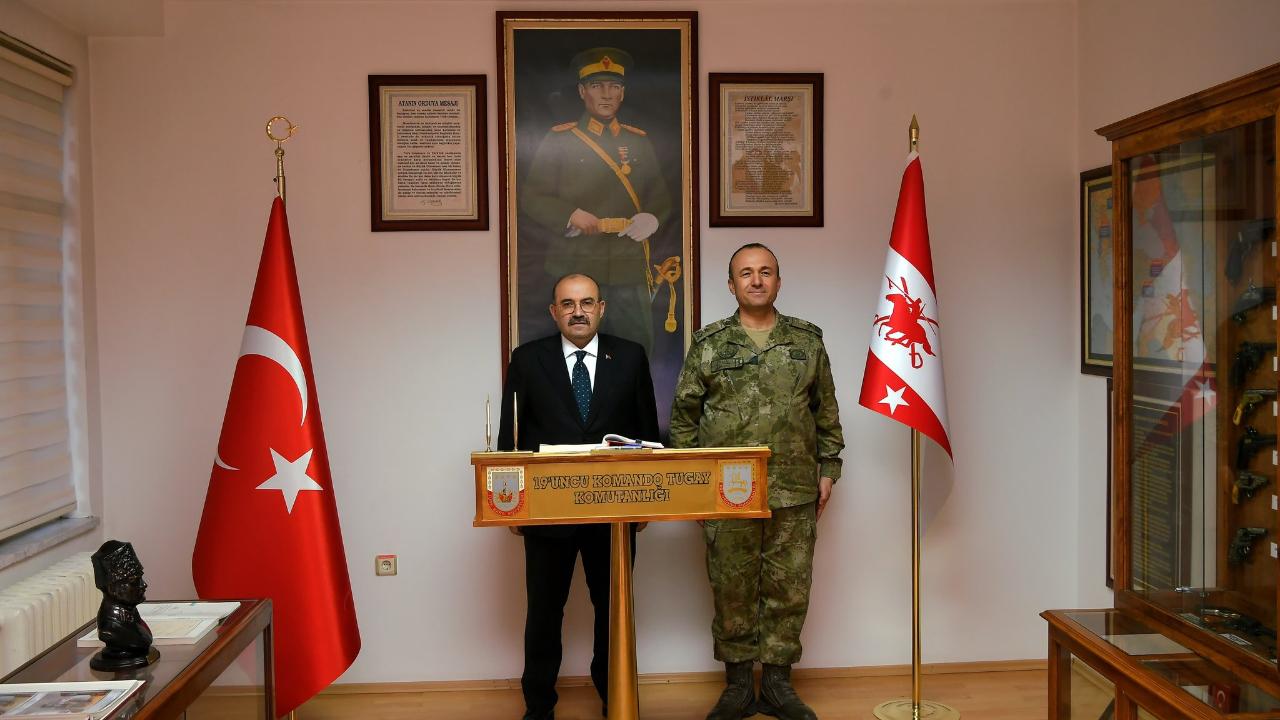 Vali Ustaoğlu askerlerle iftar yaptı