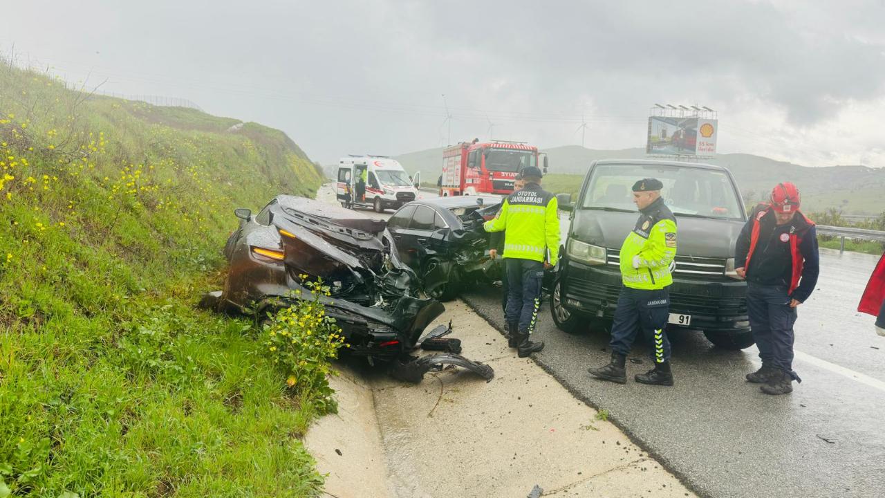 3 Araç birbirine girdi: Kaza ucuz atlatıldı