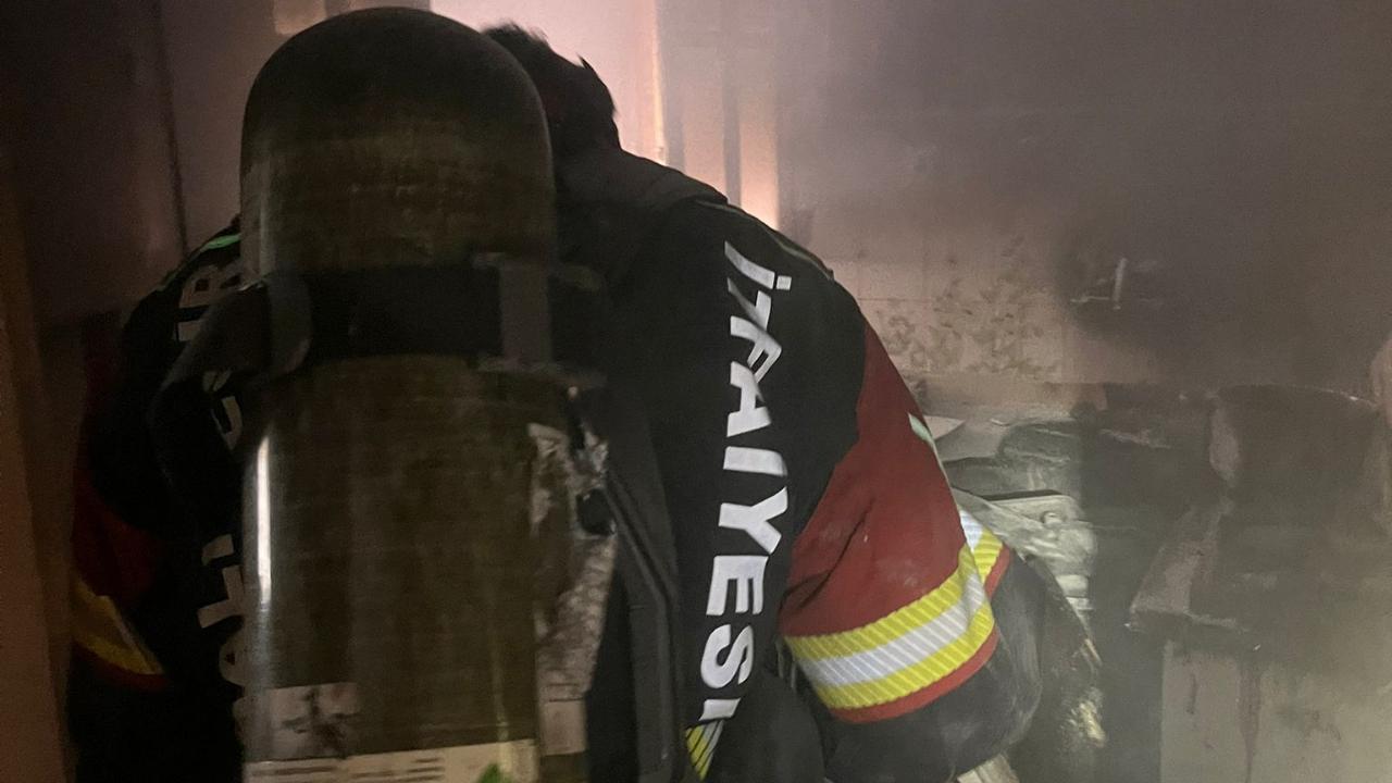 3 Katlı Binanın Çatı Katında Korkutan Yangın