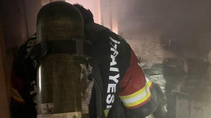 3 Katlı Binanın Çatı Katında Korkutan Yangın