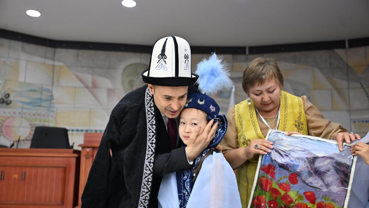 Akın, dünya çocuklarını ağırladı