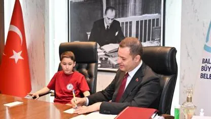 Akın, makamını çocuklara devretti