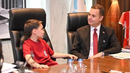 Akın, makamını çocuklara devretti